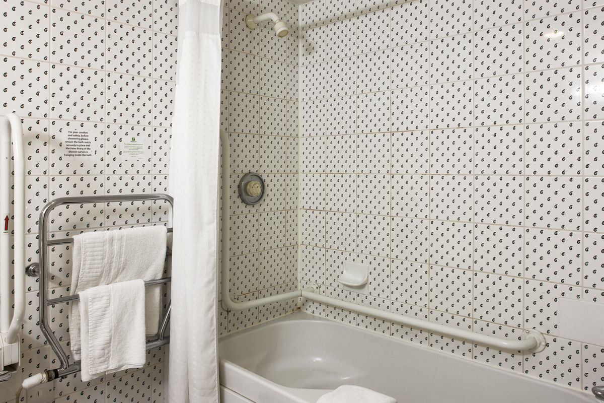 Holiday Inn Colchester accessible bathroom